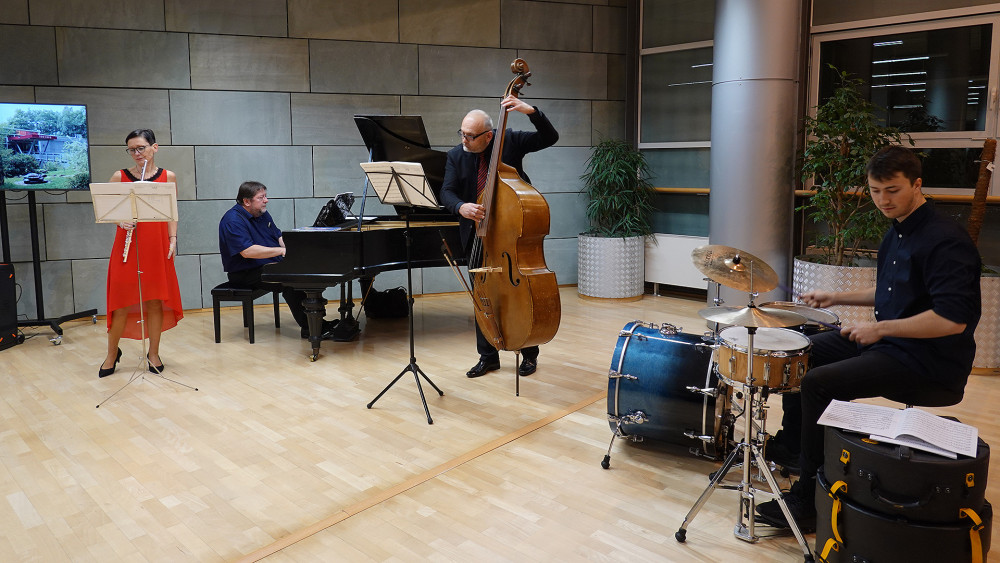 V rámci doprovodného programu vernisáže vystoupilo jazzové kvarteto (na fotografii) a pak šansoniérka Michaela Břízová v rámci projekce videí.
