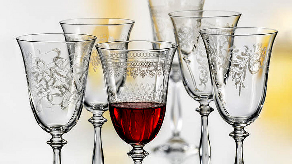Detail setu šesti sklenic Royal s různým dekorem, ten nejstarší má katalogové číslo 3 a pochází z 19. století. (Foto převzato z katalogu firmy Crystalex.)