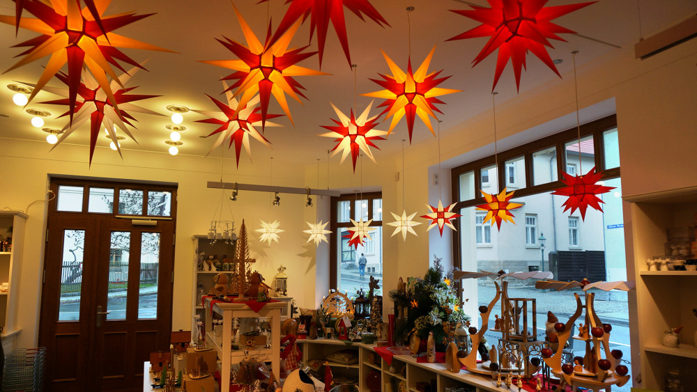 V Německu specializované obchody nabízejí herrnhutský vánoční sortiment zcela běžně.