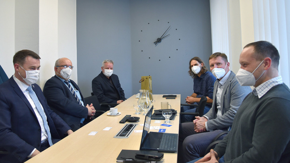 Ve firmě Devinn byl minulý týden na jednání rektor M. Brzezina (vlevo vprostřed stolu) spolu s hejtmanem M. Půtou (vlevo v popředí). Foto: LK