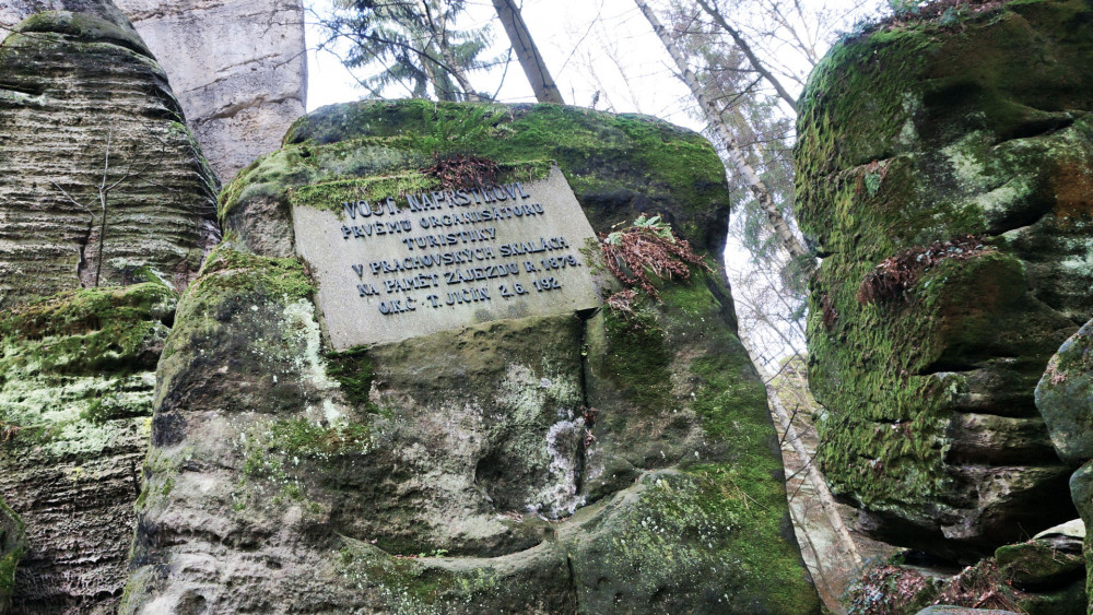 Pamětní deska Vojtovi Náprstkovi připomíná Náprstkem organizovaný první zájezd do Prachovských skal v roce 1879.
