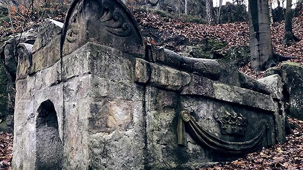 Symbolický sarkofág Marie Terezie. (Foto archiv GENUS.CZ)