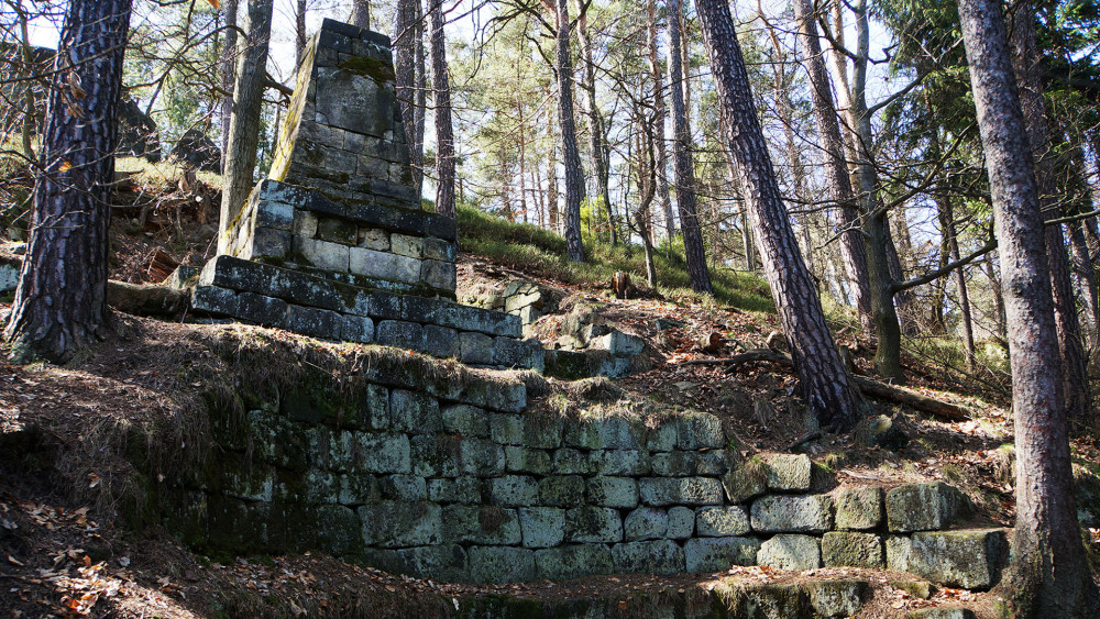 Asi padesát metrů pod vrcholovou pěšinou se nachází pomník na památku generalissima vojsk rakouských Habsburků, Evžena Františka, prince savojského a carignanského, hraběte ze Soissons.