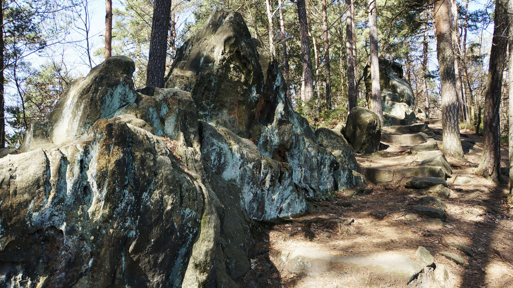 Na některých místech skoro nepoznáte, že nejdete romantickým lesem, ale romantickým parkem. Dívejte se pozorně, ve skalách jsou místy zachované původní vzkazy a nápisy.
