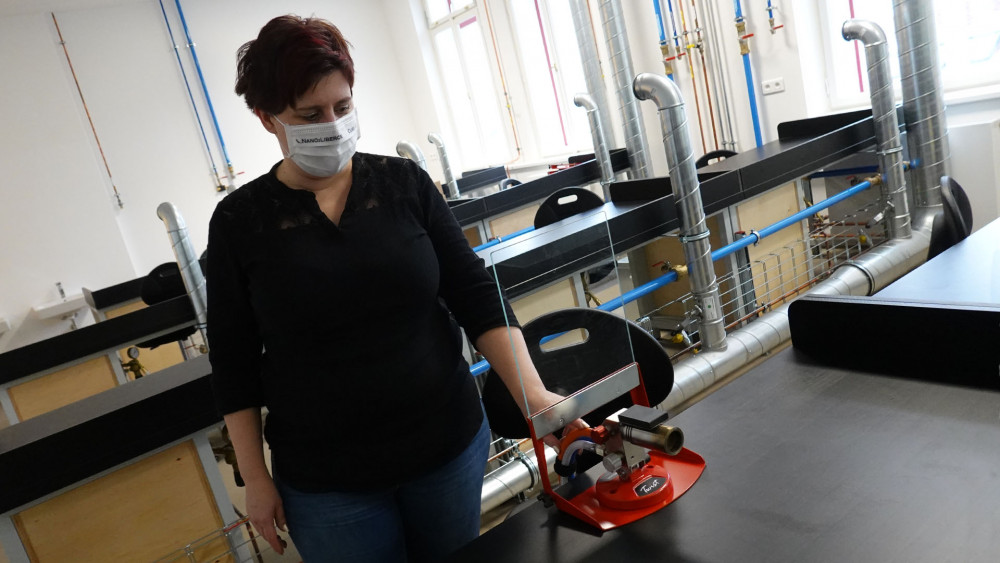Marika Halamová v nové dílně osazené kahany pracujícími s přimícháváním kyslíku do plamene.