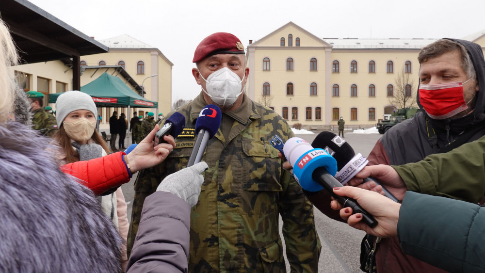 Armádní generál Aleš Opata pod mediální palbou.