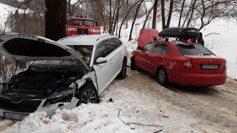 Dopoledne se udála dopravní nehoda dvou osobních aut ve Zlaté Olešnici na Jablonecku, foto: HZS LK
