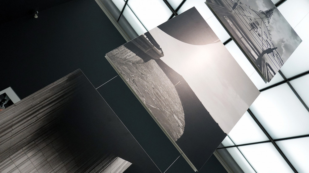Velkoformátové fotografie Ještědu, symbolu Libereckého kraje, tvoří vertikálu výstavy. 