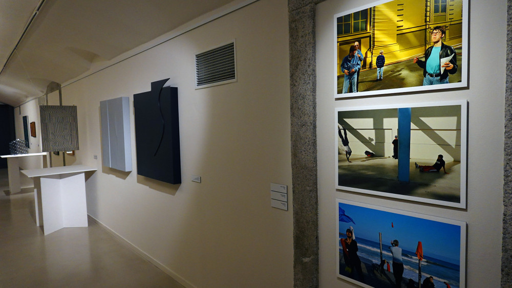 Ve vedlejším komorním sále jsou ukázky prací umělců nejen z oboru fotografie, kteří Jiřího Jiroutka inspirovali.