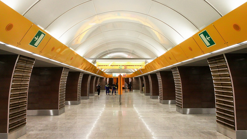 Po liberecké žule šlapou i cestující v pražském metru.