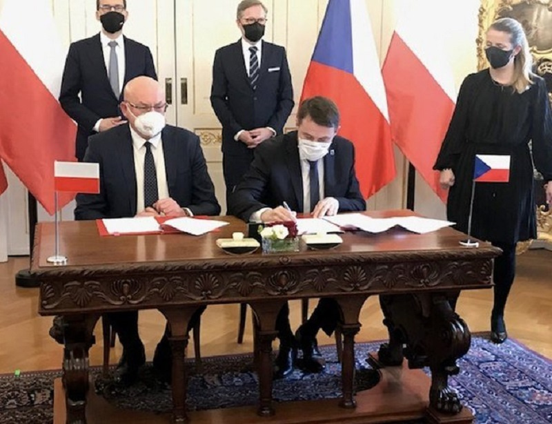 Hejtman Půta na twitteru: Dohoda nám přinese 35 mil. eur, které použijeme na nové zdroje vody, sledování kvality ovzduší, hluku, poklesu terénu a výši prašnosti na česko-polské hranici blízko dolu. 