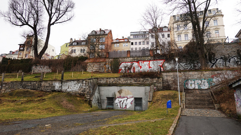 Čím je zavřený vchod do bývalého protileteckého bunkru zajímavý? Zajímavým by se stal, kdyby součástí popisu byl fakt, že původně mělo jít o tunel pro auta. Kdyby se realizoval, vyřešil by dnešní dopravní problémy. 