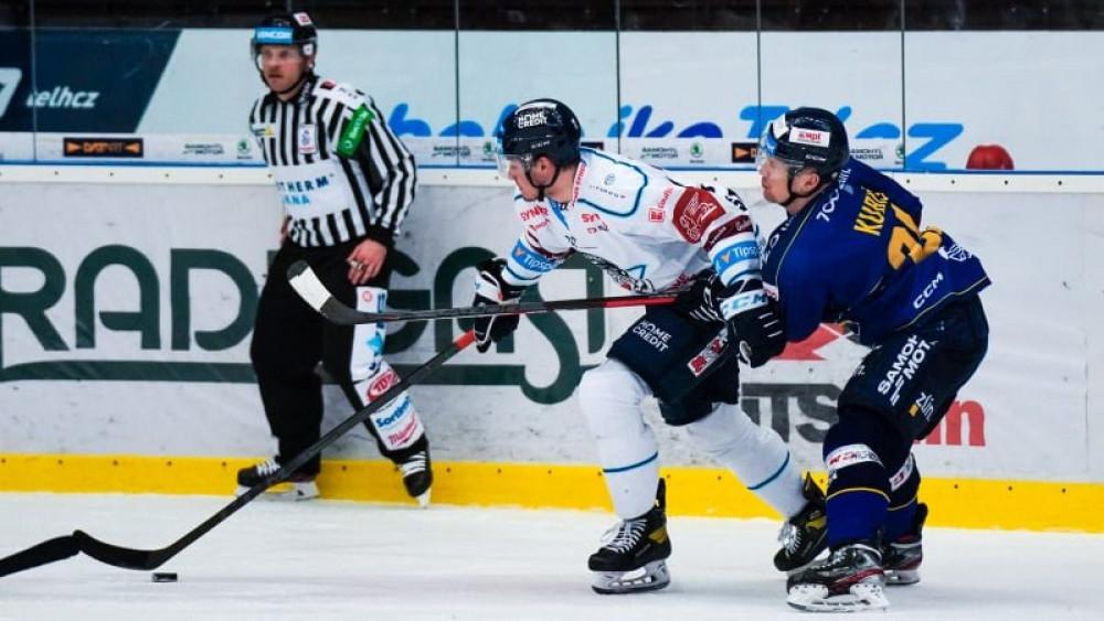 Premiérový střelec Jakub Šedivý v souboji. Foto: Libor Kožík