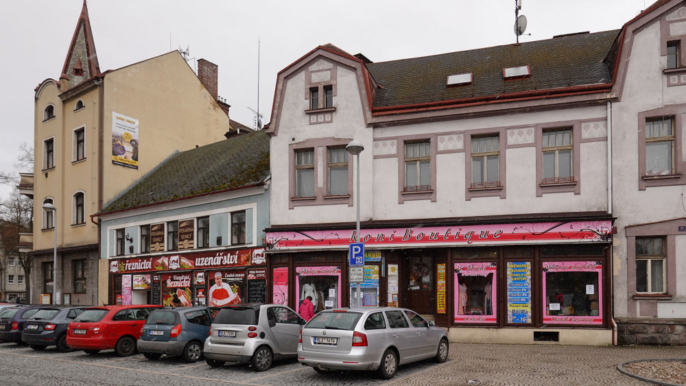 Další příklad, vlevo přebujelá inzerce řeznictví, vpravo butik, nebo spíš cukrárna?