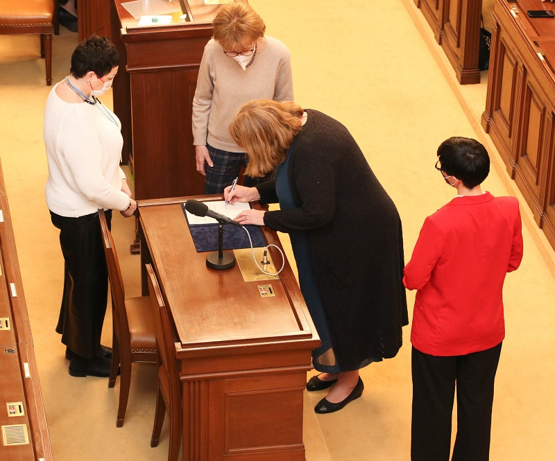 Jarmila Levko podepisuje příslušné listiny. Foto: Twitter Poslanecká sněmovna