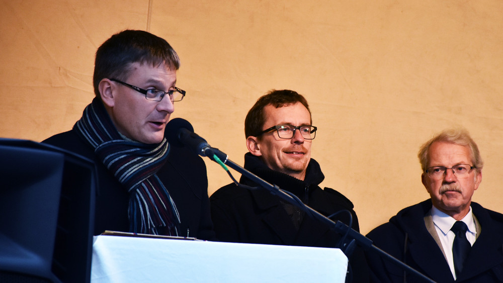 Josef Šimek (vlevo), během projevu při žehnání novým zvonům v listopadu 2017.