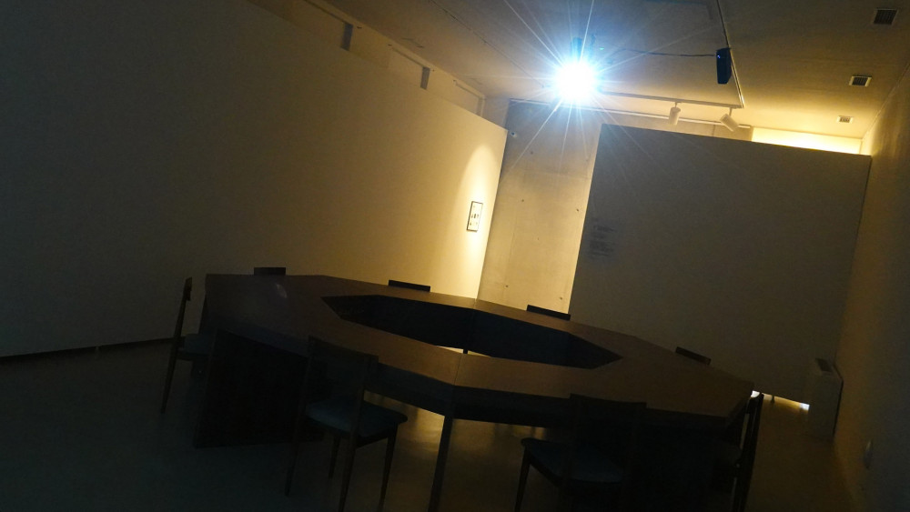 Žákově instalaci dominuje replika oktagonálního stolu z jednačky v Omnipolu.