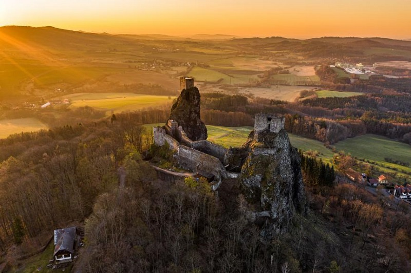 Dominanta Českého ráje: Hrad Trosky, nejnavštěvovanější pamětihodnost v kraji.