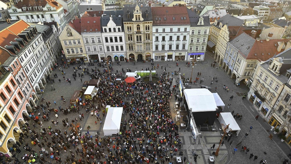 Koncert začínal v 16 hodin, za světla, další lidé přišli po práci. Foto: Artur Irma