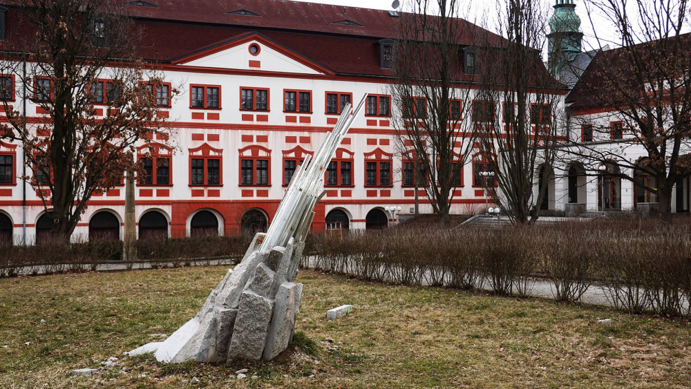 Objekt Jana Salanského, nazvaný Penetrace, zdobí zahradu libereckého zámku od Anifilmu 2021.