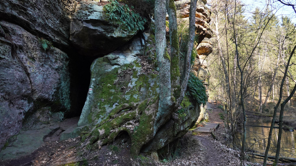 Z dob romantických úprav se dochoval například umělý skalní tunel, který lze ale pohodlně obejít.