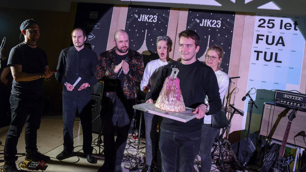 Tobiáš Hrabec si v roce 2020, kdy Fakulta umění a architektury TUL slavila výročí 25 let od založení, odnesl studentskou cenu Ještěda f kleci. Foto: Roman Dobeš