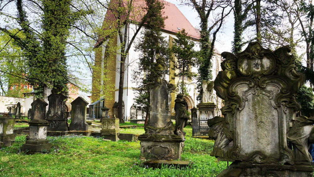 Hřbitov a bývalý kostel sv. Kříže.
