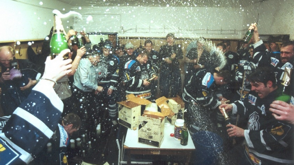 Dosud nepublikovaný snímek z kabiny, kde před 20 lety vypukly oslavy postupu. Foto: www.hcbilitygri.cz. 