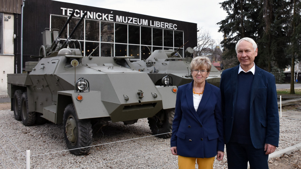 Jiří Němeček s kolegyní Evou Daňkovou před dvěma obrněnými transportéry, nejnovějšími přírůstky sbírek muzea.