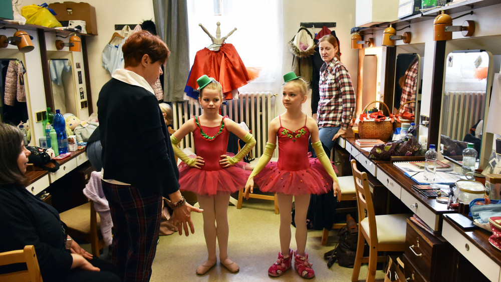 V zákulisí soutěže se právě připravují tanečnice z pražské baletní školy Olgy Kindlové.