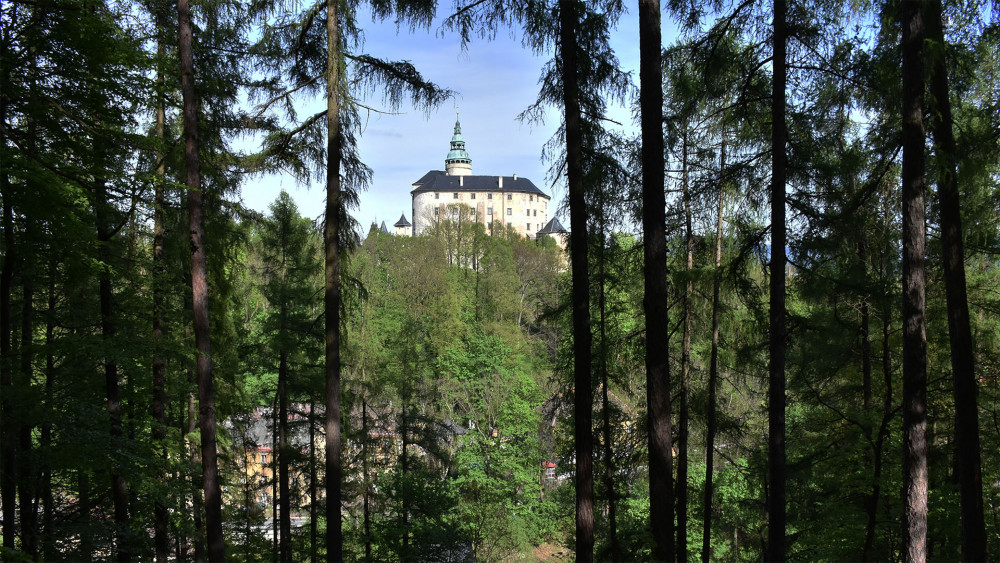 Výhled na hrad a zámek Frýdlant z vyhlídky na Křížovém vrchu.