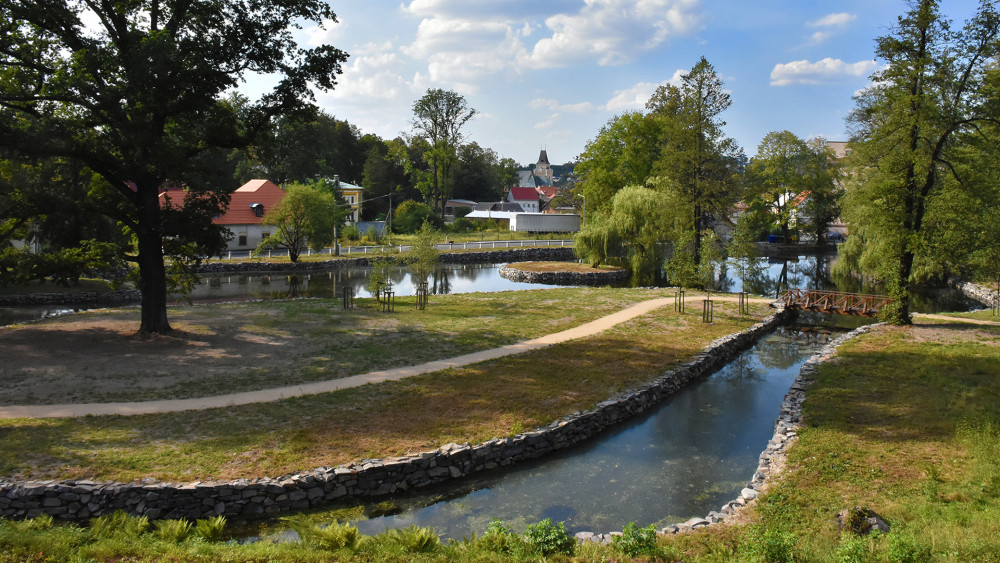 Zámecký park s rybníkem.