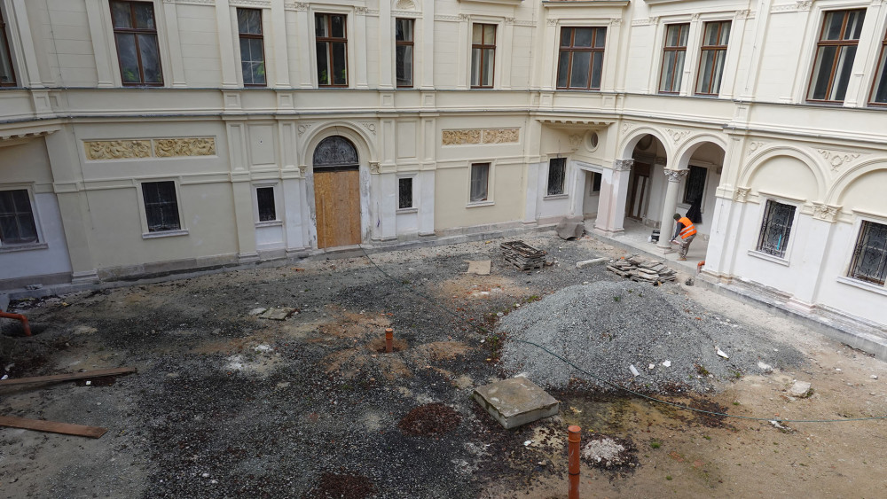 Odmyslíte-li si stavební nepořádek, tak rekonstrukce dvorany Liebiegova paláce je prakticky dokončená.