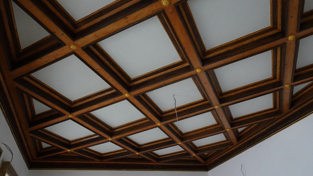 Ve druhé místnosti je zdobený dřevěný strop, původně natřený tak, aby vypadal jako štukový.