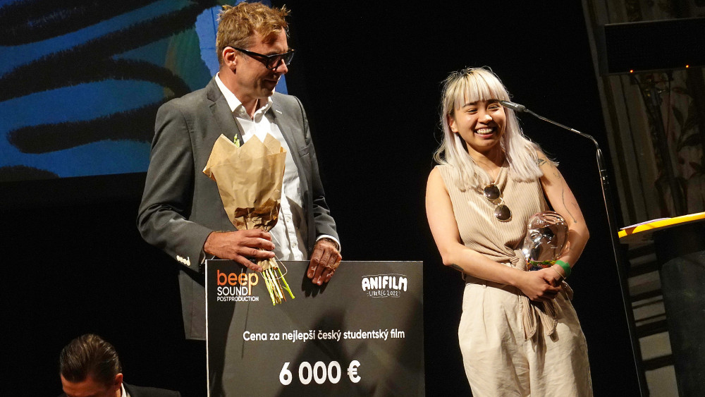 Režisérka Diana Cam Van Nguyen přebírá šek na 6 000 €, protože s cenou za nejlepší studentský film je spojená zvuková postprodukce v této hodnotě ve studiu BEEP.