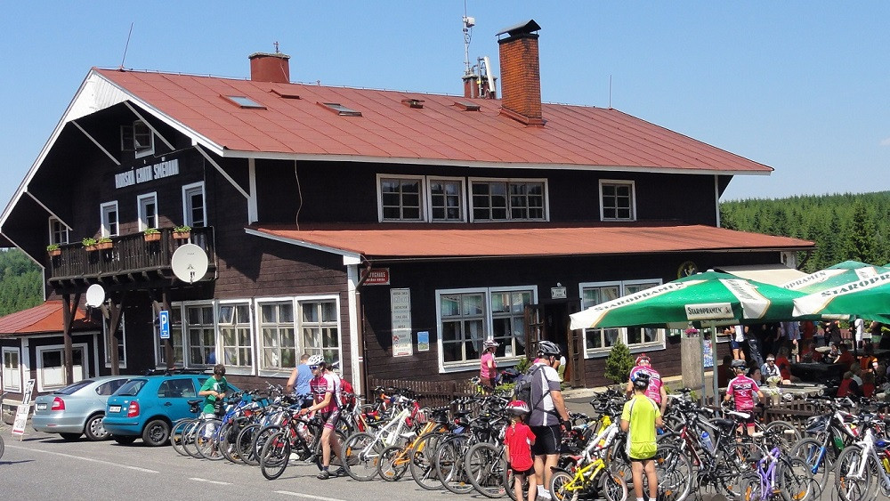 Smědava v "rozpuku", stále obležená turisty a cyklisty, rok 2013