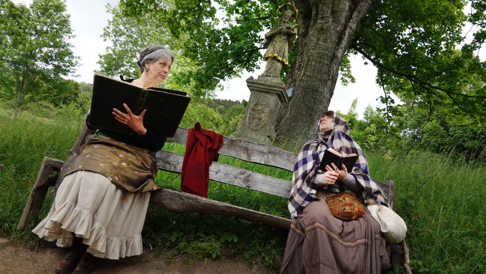 Markéta Tallerová (vlevo) a Jitka Marečková čtou ukázku Z vypravování staré žebračky.