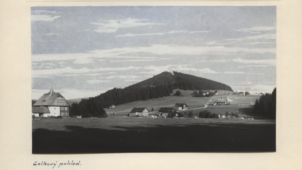 Celkový pohled na Malou Jizerku, okolo 1960, kolorováno