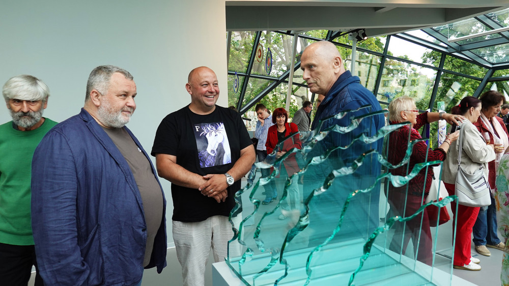 Vernisáž si nenechali ujít mistři řemesla, například Jaroslav Švácha (v modrém vlevo), Jiří Pačinek (v černém uprostřed) a Petr Novotný (vpravo). Roubíčkův objekt se jmenuje Pyramida.