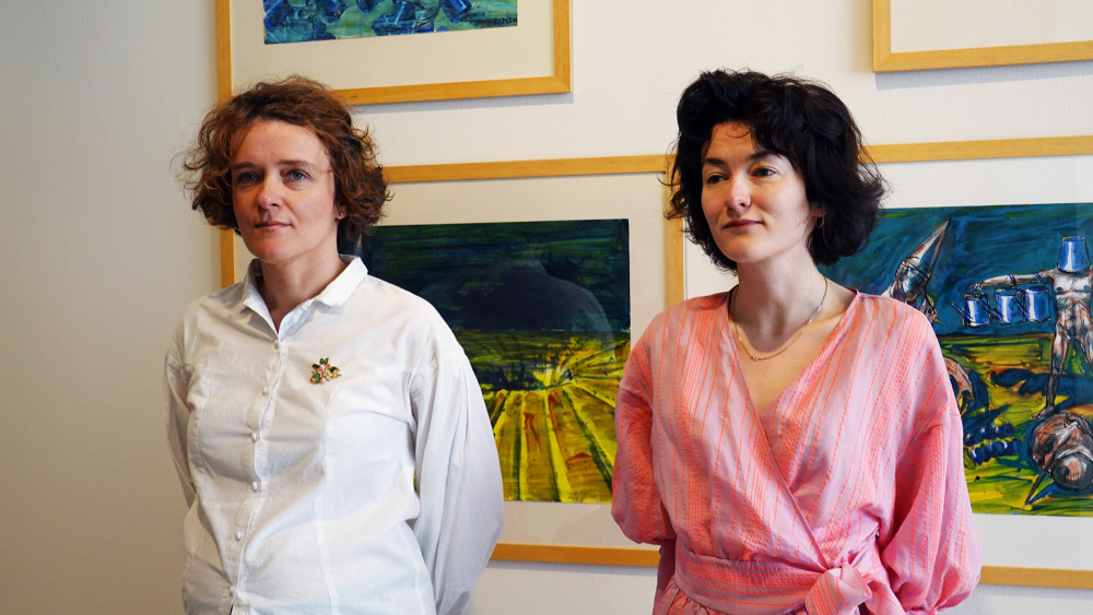 Kurátorka výstavy Lenka Sýkorová (vlevo) a Karolina Lizurej, jedna z vystavujících umělkyň.