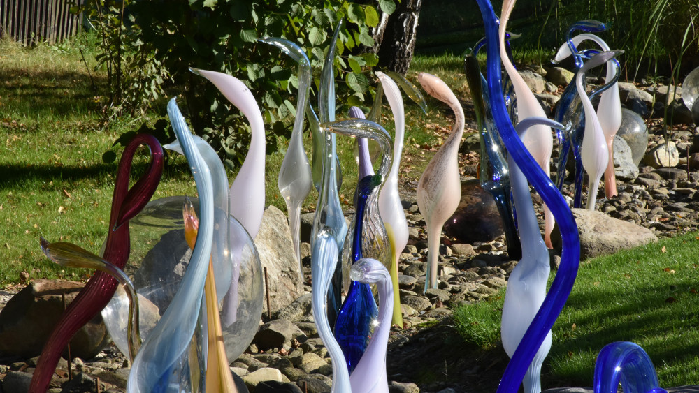 Plameňáci se již houfují v Křišťálové zahradě sklárny Pačinek Glass.