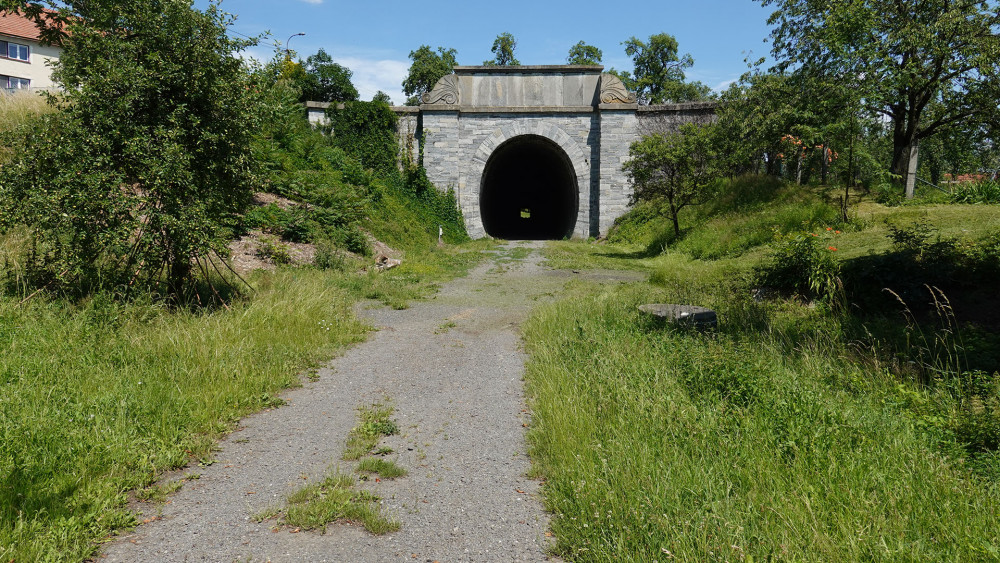 Západní portál železničního tunelu ve Slavíči.