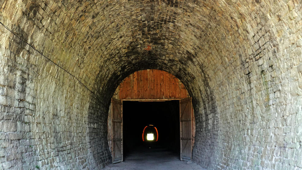 V tunelu jsou dvoje vrata. V sezóně jsou otevřená a interiér je osvětlený. Mít po ruce vlastní světlo ale není na škodu :-)