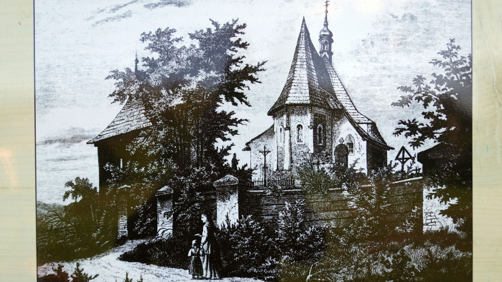 Hřbitov s kostelem a zvonicí v polovině 19. století. (Reprofoto z infopanelu.)