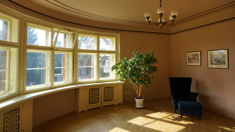 Reprezentativní prostor patra má o okno na každé straně méně, ale stále je velmi světlý.