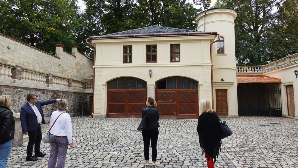 Stanou se bývalé garáže památníkem heroických počátků automobilismu v Čechách? 