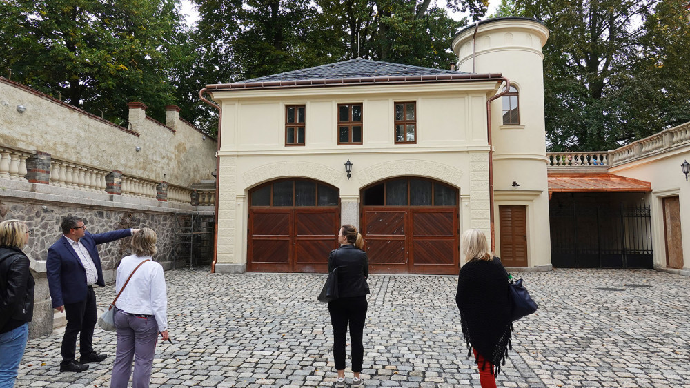 Stanou se bývalé garáže památníkem heroických počátků automobilismu v Čechách? 