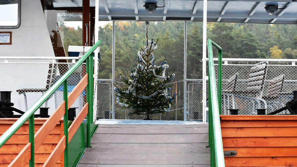 Při vstupu na palubu vás přivítá kromě personálu i první z několika vánočních stromků.