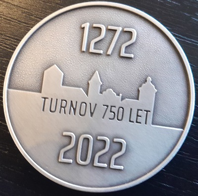 Dva letopočty a silueta města, jednoduché, působivé...