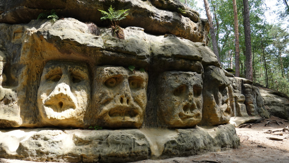 Podivné hlavy v lokalitě U ještěra. Detaily v běhu času obrousila příroda a nemalou měrou také vandalové.